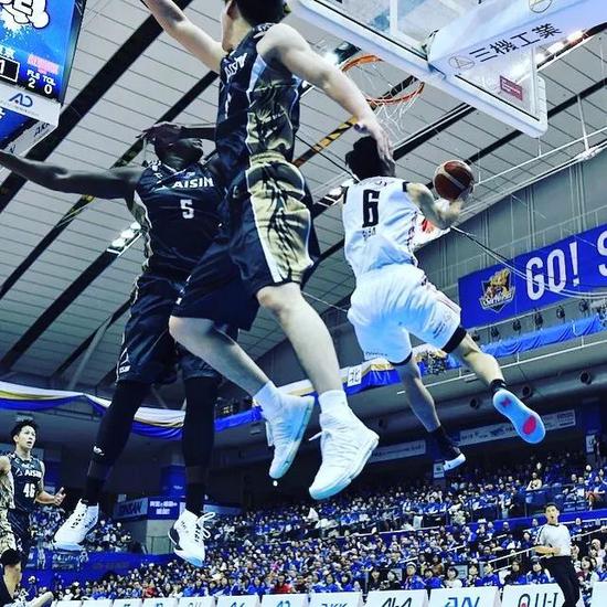 海星体育- 詹姆斯在日本队比赛中败北,连败引发热议的是谁 